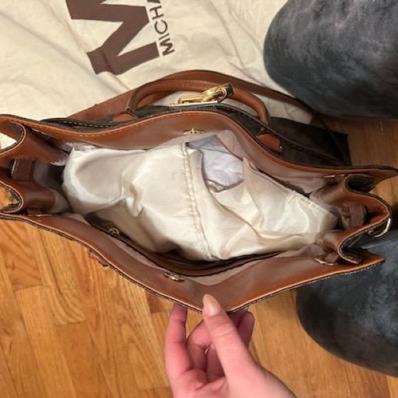 Micheal Kors bag - Picture 2 of 2